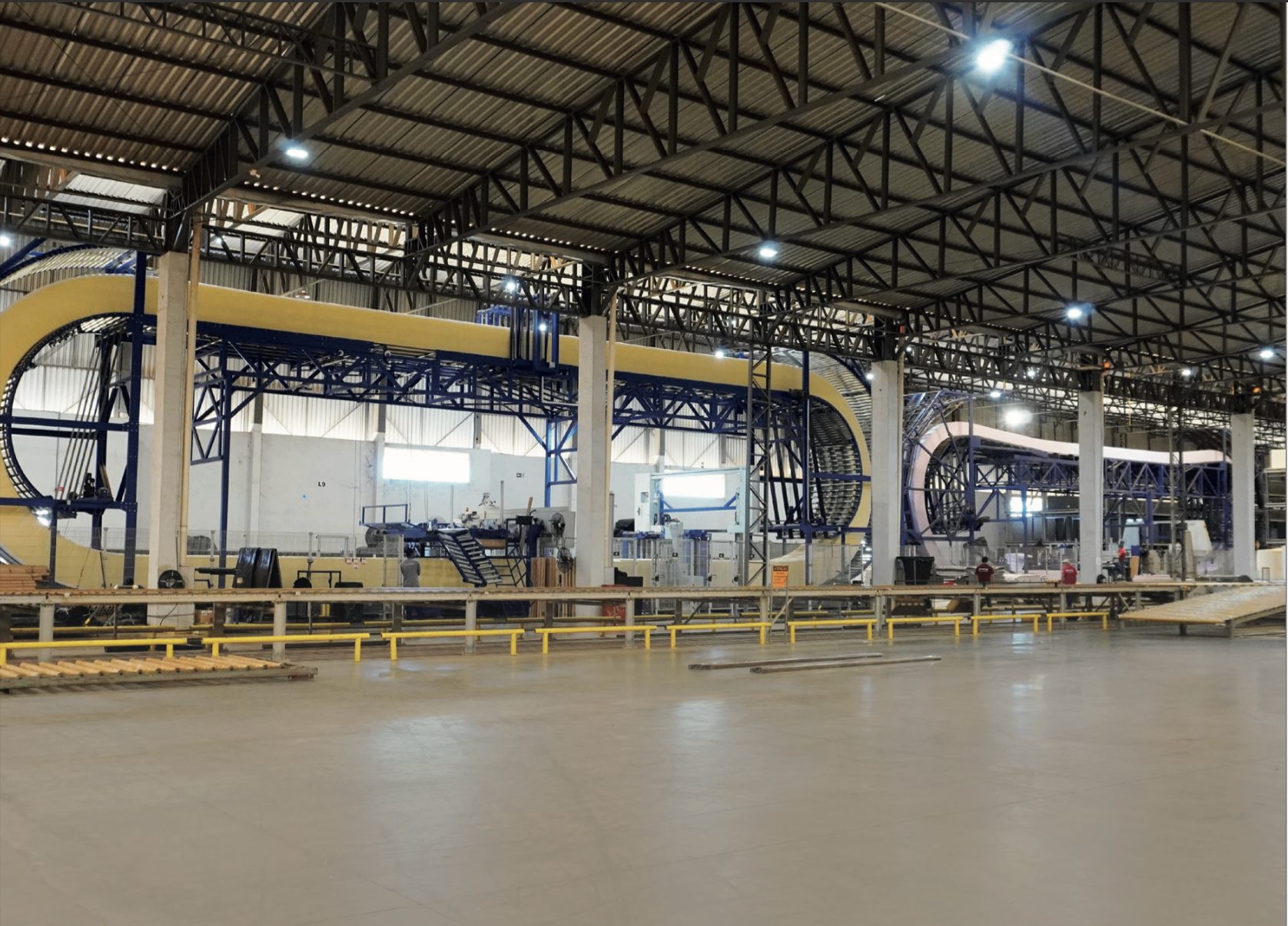 Interior da fábrica Prorelax com linha de produção de espumas