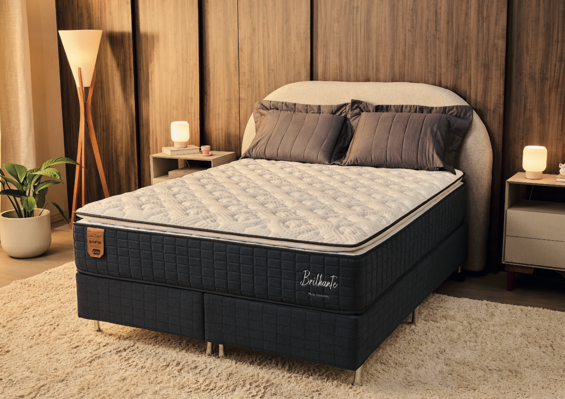 Colchão Brilhante da linha Comfort Prorelax em quarto com painel amadeirado