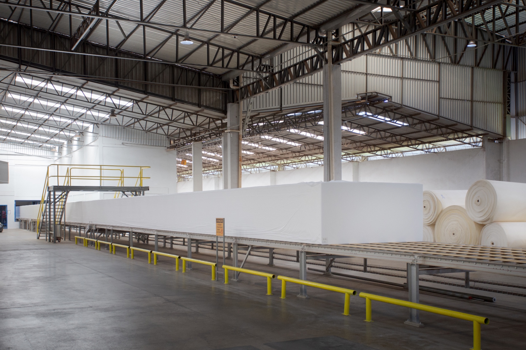 Bloco contínuo de espuma na fábrica
