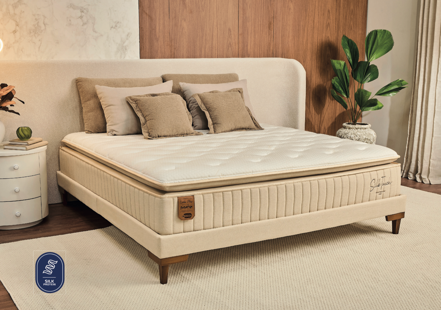 Colchão Silk Touch da linha Premium Prorelax em quarto com painel amadeirado
